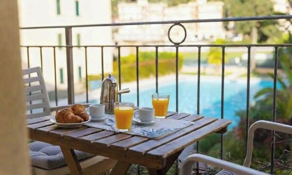 Outdoor dining - Studio with air conditioning and balcony (Imperia)