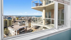 Ein Hochhaus mit einem Balkon mit Blick auf die Küste.