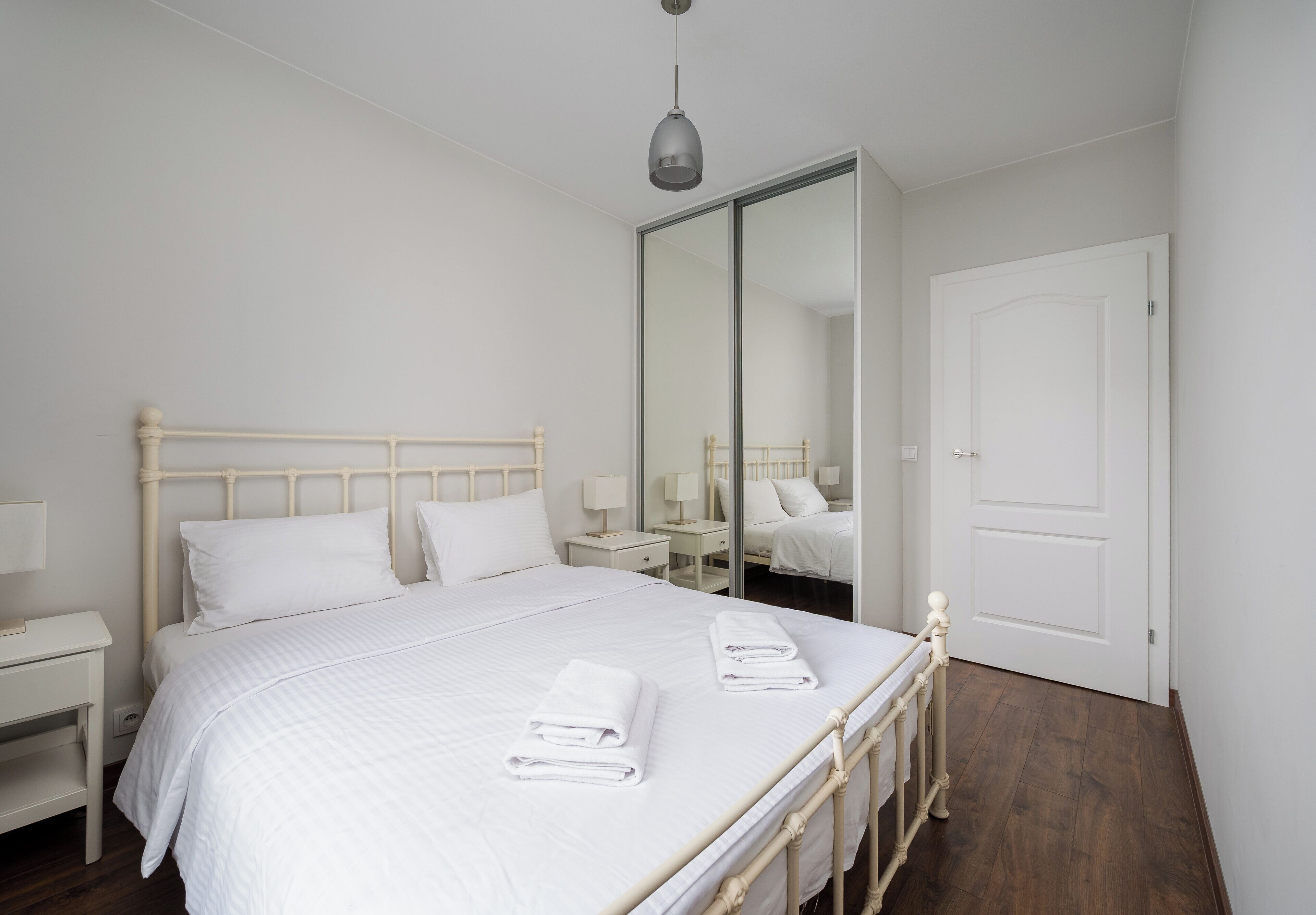 Iron/ironing board, bed sheets