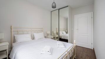 Iron/ironing board, bed sheets