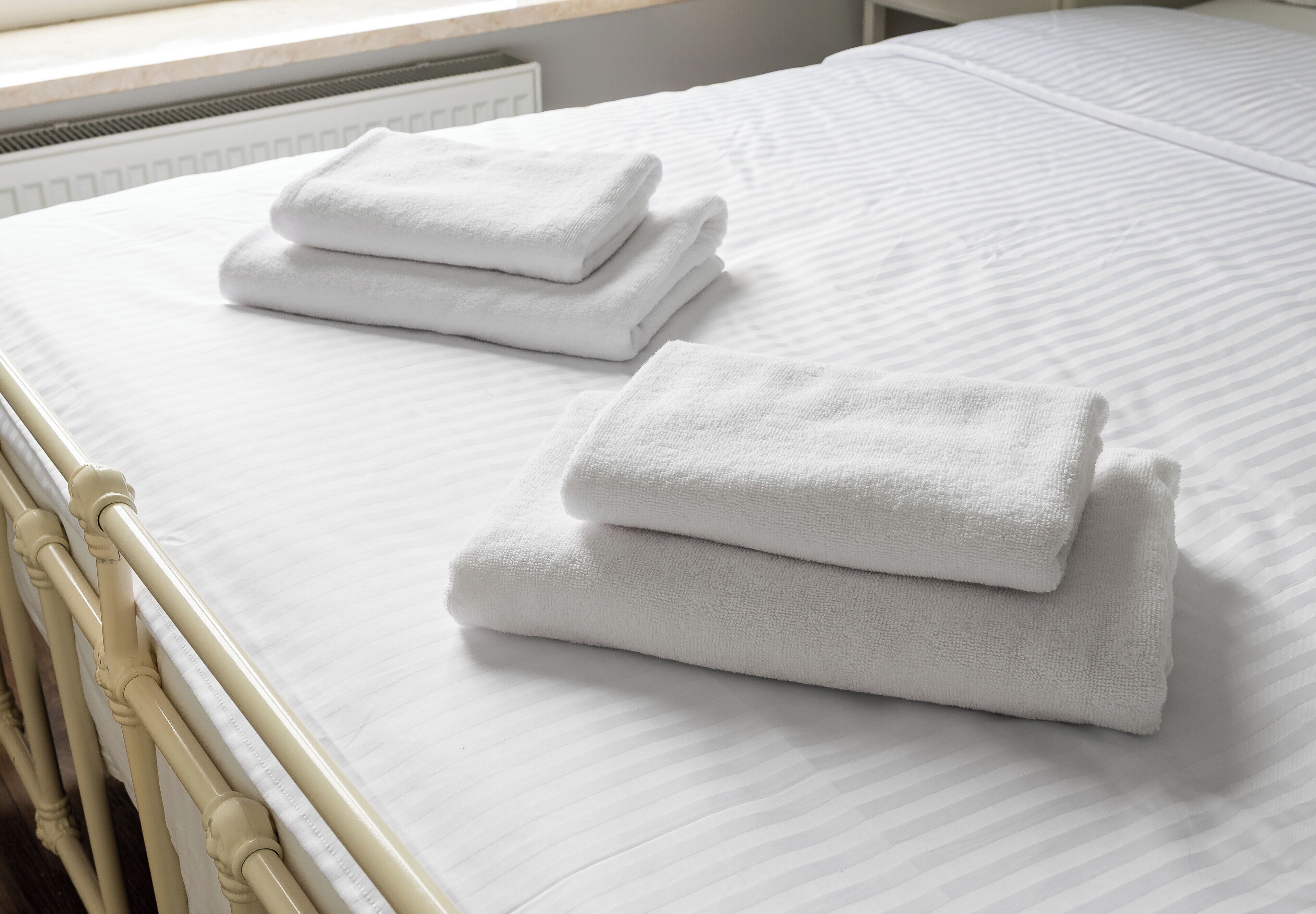 Iron/ironing board, bed sheets