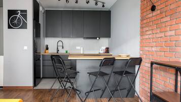 Fridge, oven, stovetop, dishwasher