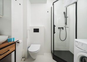 Een douche, een haardroger, handdoeken