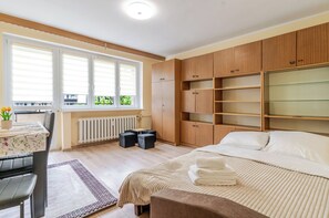 Tabla de planchar con plancha, wifi, ropa de cama