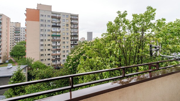 A residential building with multiple balconies, a pedestrian pathway, and lush greenery. - Chorzów Comfort Apartment (Chorzów)