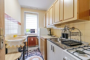 Frigorífico, horno y placa de cocina