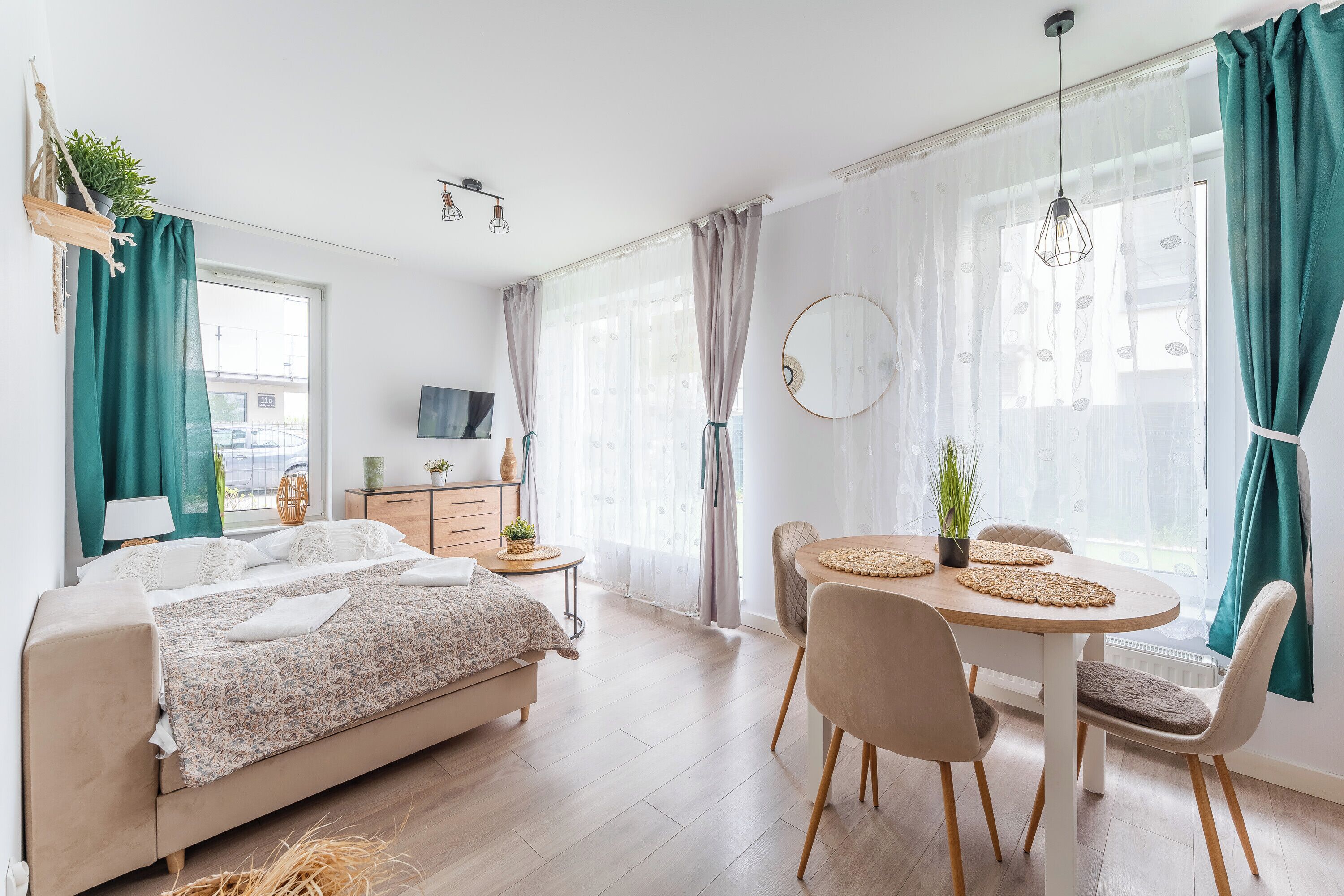 1 habitación, tabla de planchar con plancha y ropa de cama 