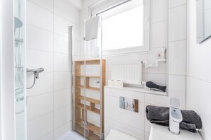 Shower, hair dryer, towels - Unii Lubelskiej Standard Studio (Kołobrzeg)