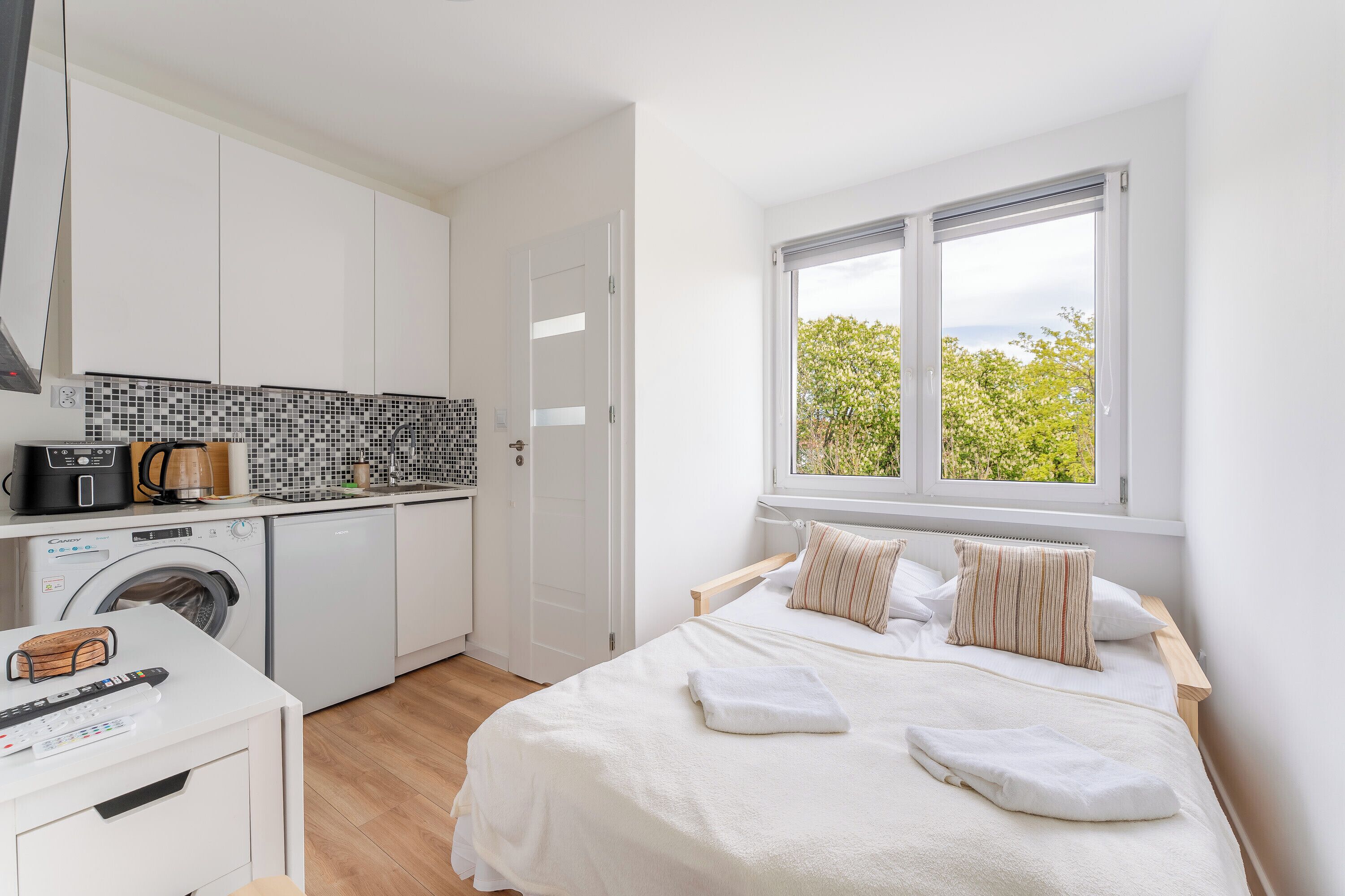 Iron/ironing board, bed sheets