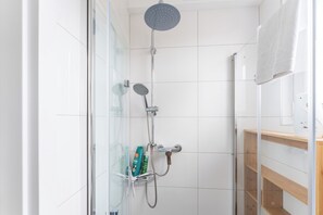 Shower, hair dryer, towels - Unii Lubelskiej Standard Studio (Kołobrzeg)