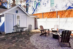 Outdoor dining - Dallas Getaway w/ Hot Tub, Fire Pit & Detached Suite (Dallas)