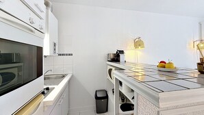 Geladeira, micro-ondas, fogão, talheres/pratos/utensílios de cozinha