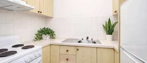 Coffee/tea maker, fridge, microwave, oven