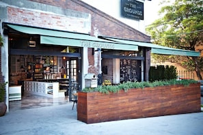 Fachada con toldo verde y el nombre 'The Grounds' bien visible.