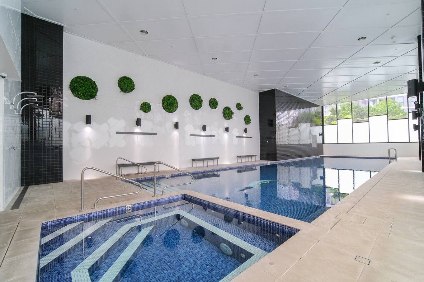 Una piscina techada, una piscina climatizada