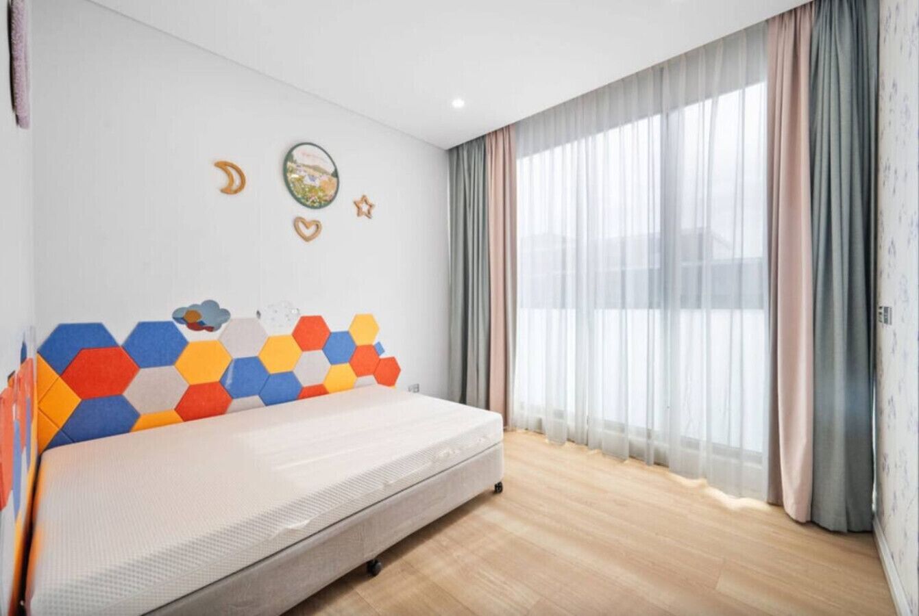 3 bedrooms, desk, iron/ironing board, travel cot