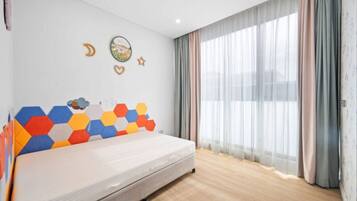 3 bedrooms, desk, iron/ironing board, travel cot