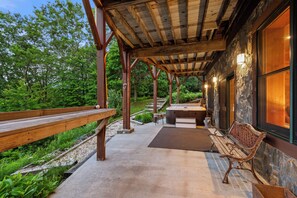 Terrace/patio - 4-bedroom cabin in Seven Devils with stunning mountain views (Seven Devils)