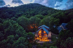 Exterior - 4-bedroom cabin in Seven Devils with stunning mountain views (Seven Devils)