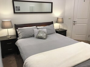 2 室のベッドルーム、アイロン / アイロン台、WiFi (無料)、ベッドシーツ