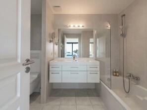 Shower, hair dryer, towels - Sea-View Rooftop Apartment – Beaches & Private Parking (Cannes)
