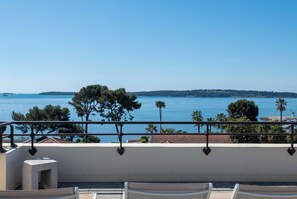 Property grounds - Sea-View Rooftop Apartment – Beaches & Private Parking (Cannes)