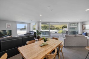 Interior - Spacious Oceanside Oasis (Mount Maunganui)