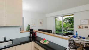 Kühlschrank, Mikrowelle, Geschirrspüler, Kochgeschirr/Geschirr/Besteck