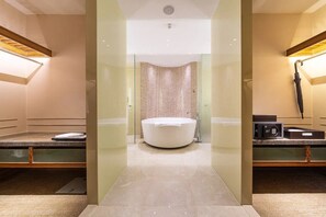 Executive-Suite | Badezimmer | Badewanne und Dusche (separat), Haartrockner, Hausschuhe, Handtücher