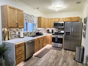 Private kitchen - Premier Studio Private Laundry Parking Pool Patio (El Paso)