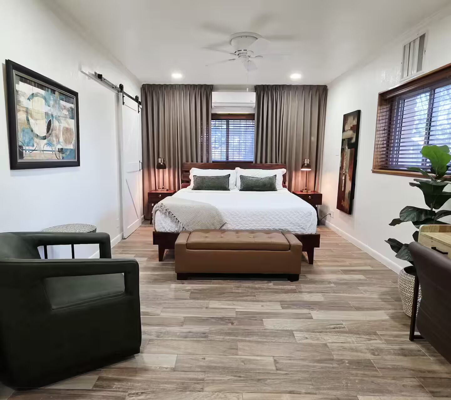 Tabla de planchar con plancha, wifi, ropa de cama