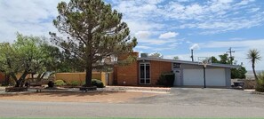 Exterior - Premier Studio Private Laundry Parking Pool Patio (El Paso)
