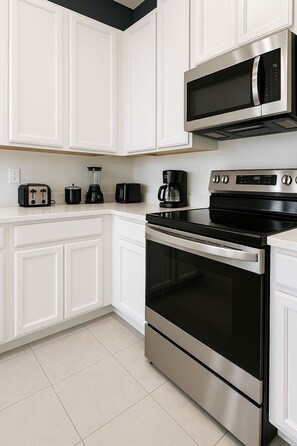 Full-sized fridge, microwave, oven, stovetop - Value Edge (Kissimmee)