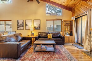 TV, fireplace - 2+Loft Canyon Lodge Home - Garage, Jacuzzi + More! (Mammoth Lakes)