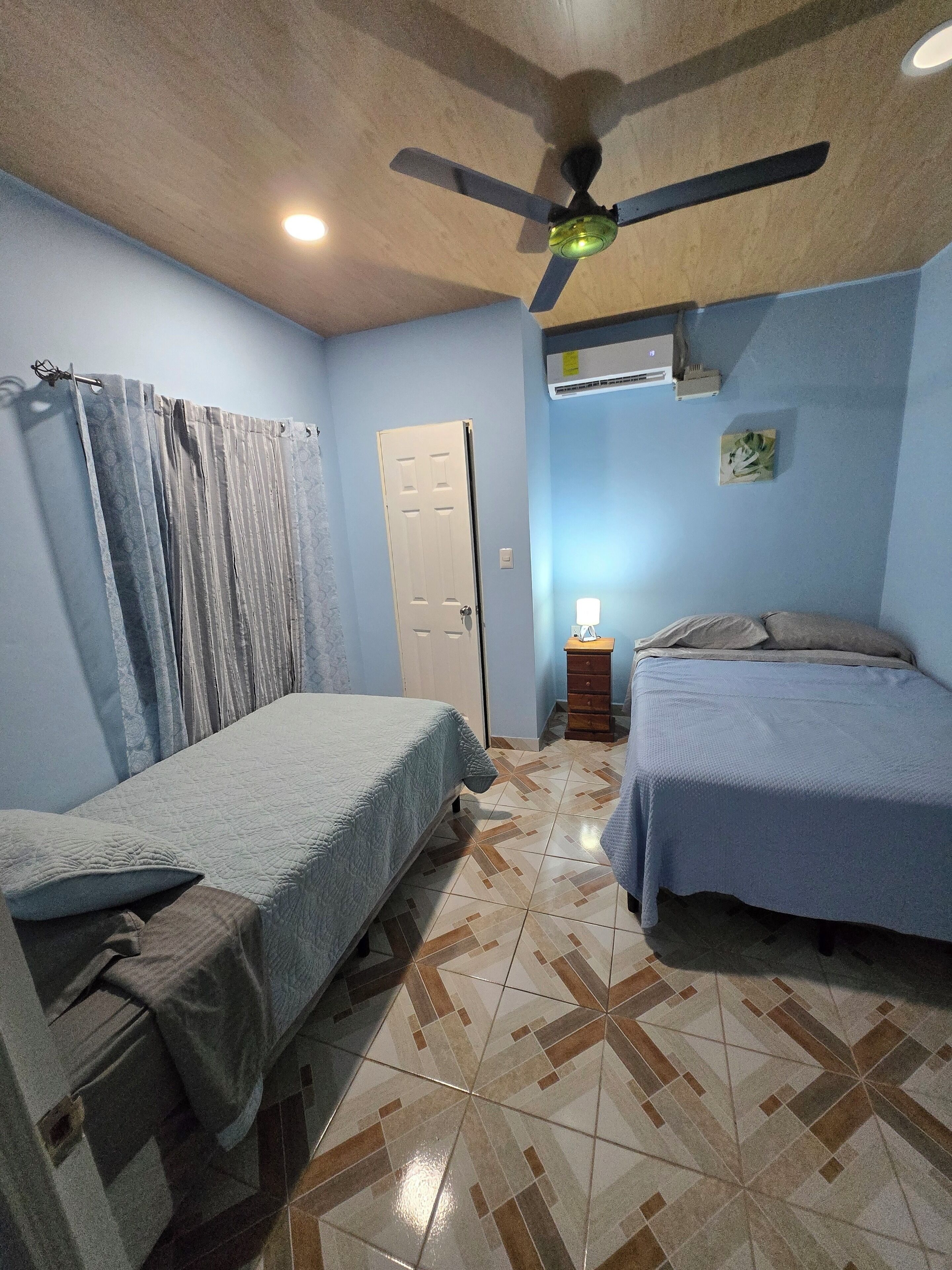 Tabla de planchar con plancha, wifi y acceso para silla de ruedas 