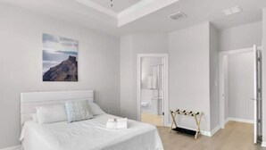 Un dormitorio moderno con una cama grande, vistas a la montaña y un diseño minimalista.