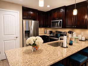 Private kitchen - Luxe Pensacola Getaway (Pensacola)