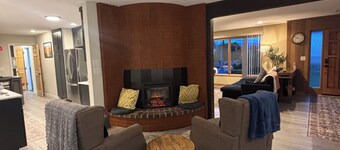 3-bedroom, 3 bath house in Hood River with cool AC, and nice back patio