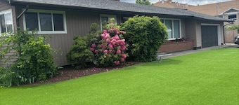 3-bedroom house in marvelous Hood River with cool AC, and nice back patio