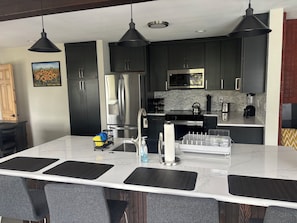 Fridge, microwave, oven, stovetop - 3-bedroom house in marvelous Hood River with cool AC, and nice back patio (Hood River)