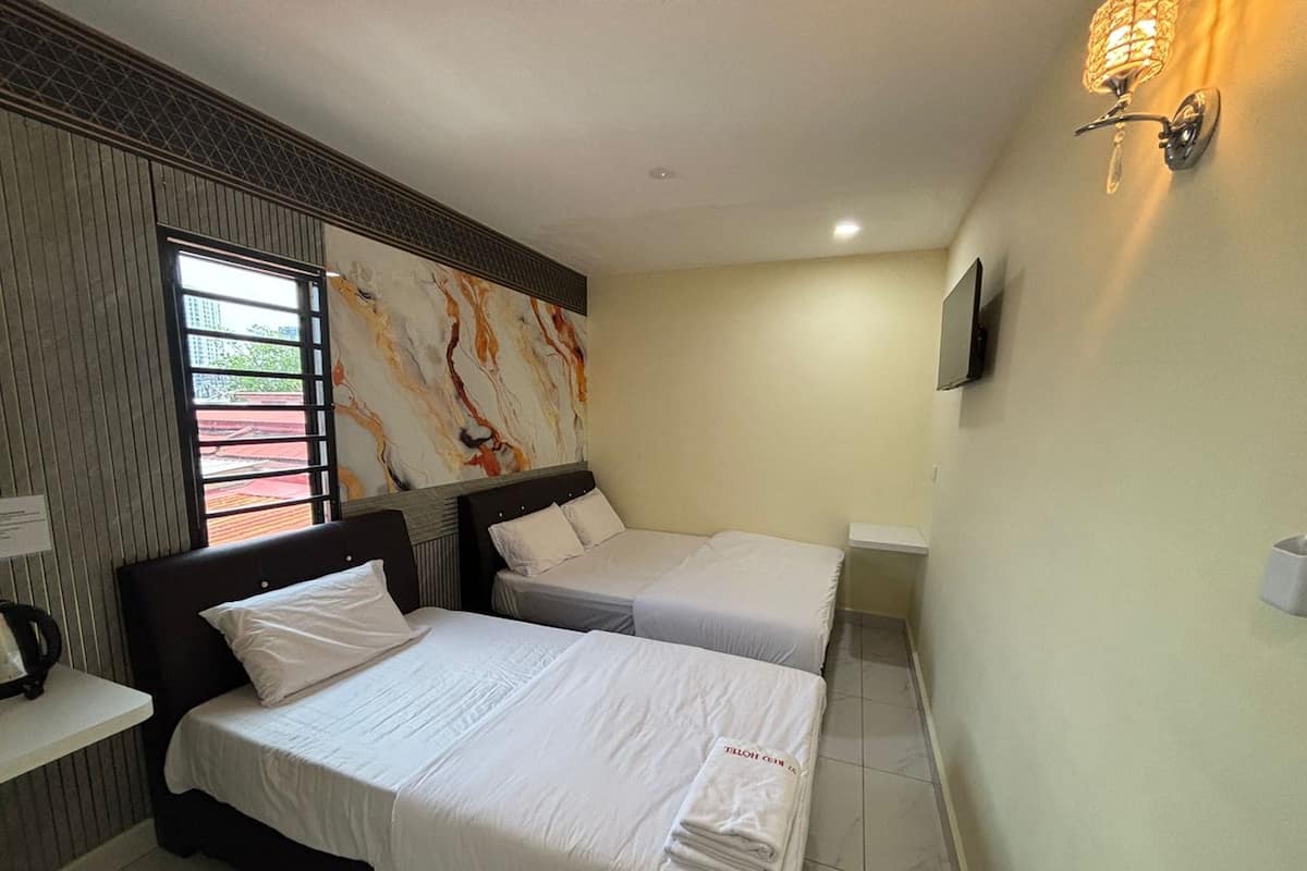 Habitación de hotel con dos camas, un cuadro de arte de mármol, una ventana con persianas, un televisor montado en la pared y una mesita de noche.
