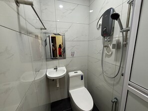 Family Room | Bathroom | Shower, rainfall showerhead, free toiletries, bidet