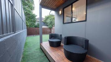 Apartamento, 1 quarto, piscina particular, vista para o jardim | Terraço/pátio