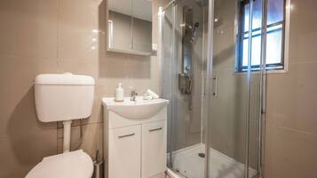 Apartment, 1 Bedroom, Private Pool, Garden View | Bathroom