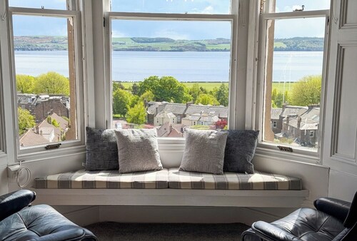 Stylish River View Stay Sleeps 6