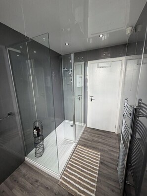Shower, hair dryer, towels - Panoramic View - Garden - Parking - Sleeps 6 (Dundee)
