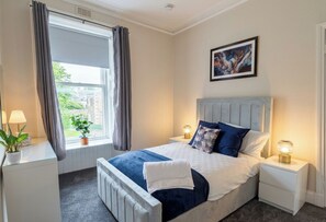 3 bedrooms, iron/ironing board, WiFi, bed sheets - Panoramic View - Garden - Parking - Sleeps 6 (Dundee)