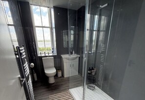 Shower, hair dryer, towels - Panoramic View - Garden - Parking - Sleeps 6 (Dundee)