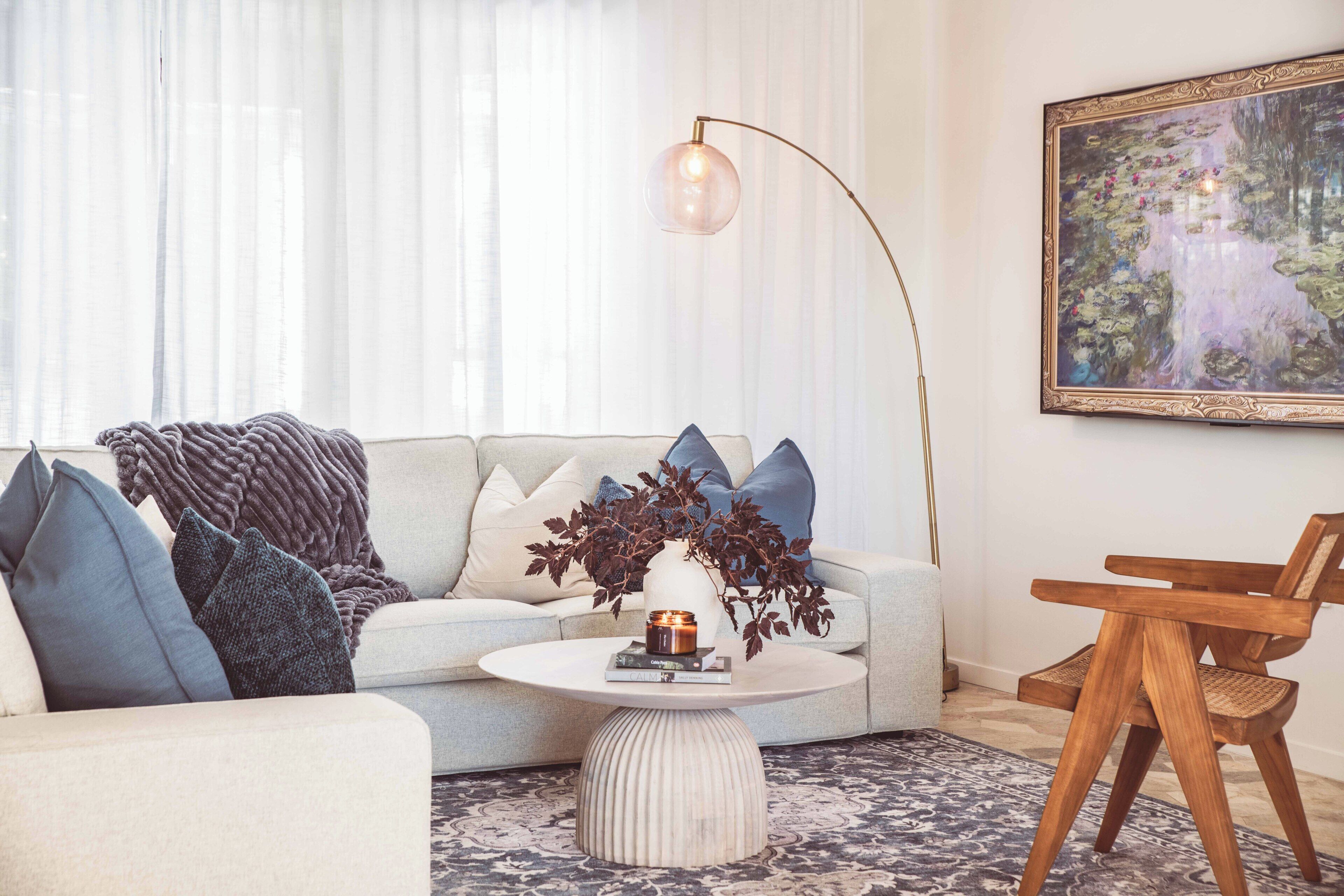 Smart-tv, eldstad och en stereo