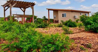 22 Eleven Redrock cozy Cabin BBQ grill, Firepit, Pergola